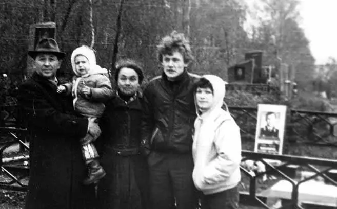 У памятника погибшему экипажу летающей лаборатории Ту95М55 на Быковском - фото 110