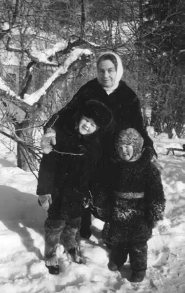 С внуками Сашей и Сережей Жуковский 1994 г Виктор Семенко брат Августины - фото 111