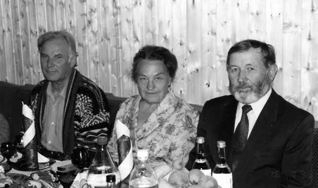 СЛЕВА НАПРАВО двоюродный брат Николай Никандрович Августина Филипповна и - фото 114
