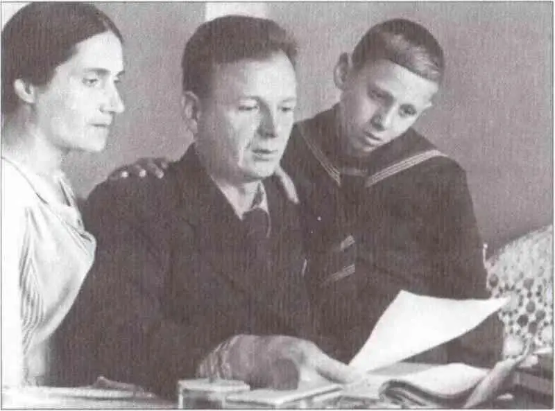 Мама и я первые слушатели отцовских стихов1947 г Я начал свой трудовой - фото 3