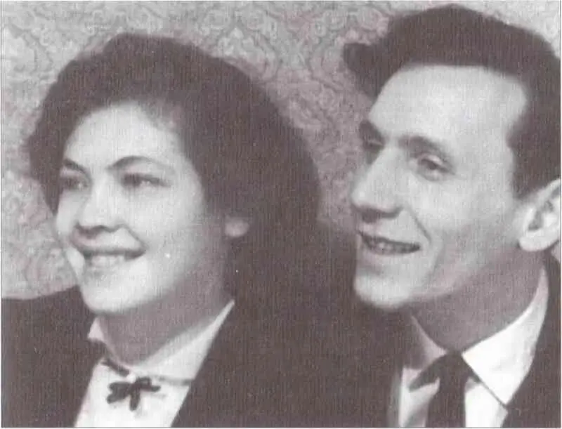 С женой Галей 1960 г 1996 г На собрании в ВНИИметмаше поддержавшем - фото 5