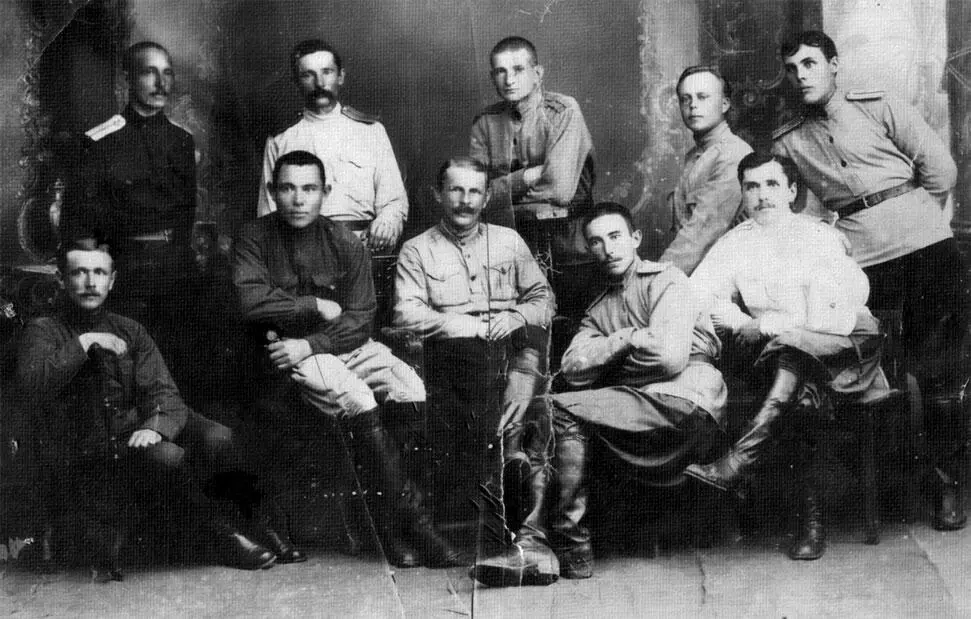 Офицеры 1го Забайкальского казачьего полка Хайлар 1922 г В нижнем ряду - фото 47