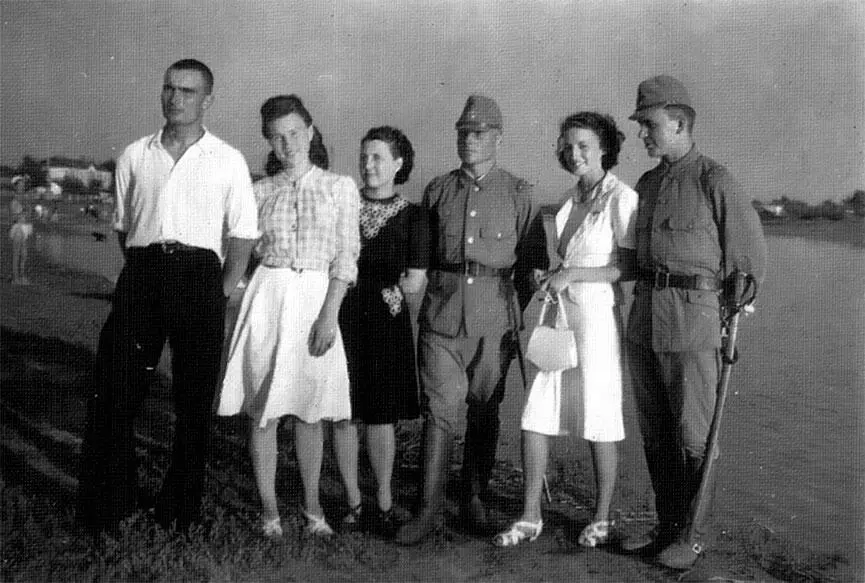 Военнослужащие отряда Асано в увольнении в пос Шанчай 1944 г Фото из - фото 70