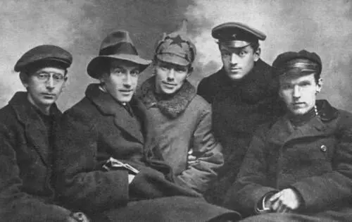 Анатолий Мариенгоф второй слева сотоварищи 1918 г Октябрьскую революцию - фото 7