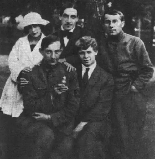 Орден имажинистов Сидят Вадим Шершеневич Сергей Есенин стоят подруга - фото 11