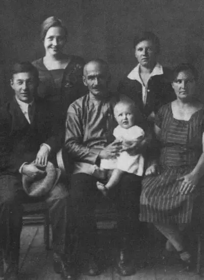 В гостях у Корниловых в центре отец поэта с дочерью Бориса и Ольги Ириной на - фото 28