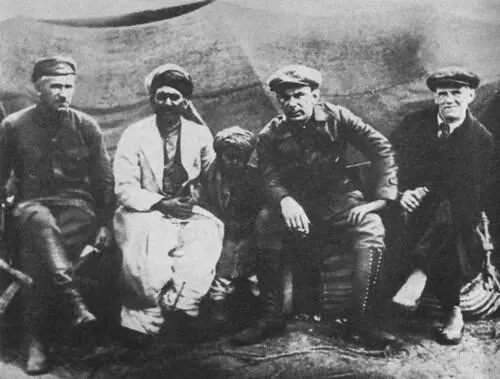 Владимир Луговской и Николай Тихонов оба справа в Туркмении 1930 г - фото 42