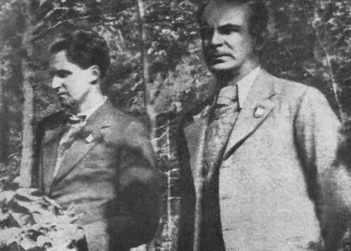С молодым поэтом Константином Симоновым слева 1939 г Владимир Луговской в - фото 44
