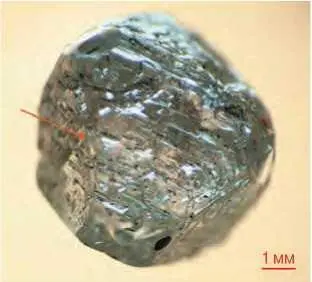 Рис 521Кристалл алмаза после воздействия Стрелкой показаны прогнувшиеся - фото 59