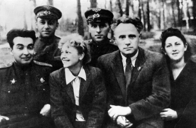 Михаил Жаров и Людмила Целиковская у летчиков Фронтовые встречи Царица - фото 17