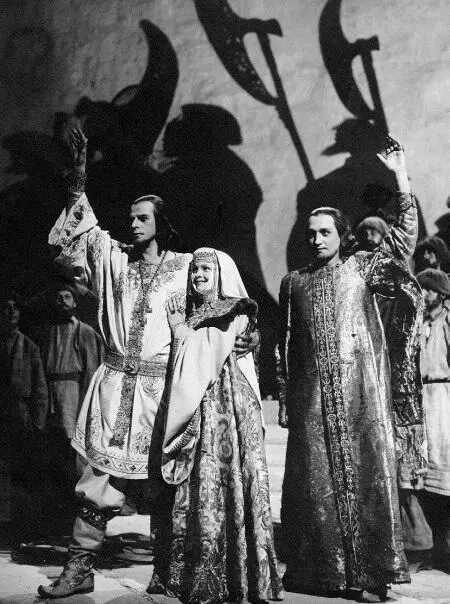 С Николаем Черкасовым слева и Михаилом Названовым Иван Грозный Николай - фото 20