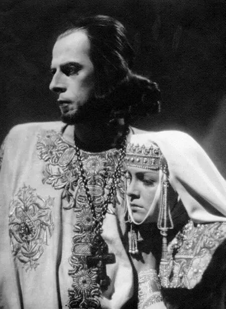 Николай Черкасов и Людмила Целиковская в фильме Иван Грозный С Михаилом - фото 21
