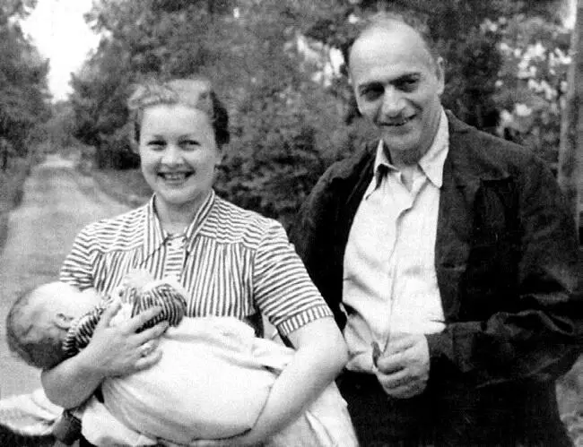 Родители с сыном Сашенькой Счастливая мама Уроки чтения С внуком Каро - фото 37