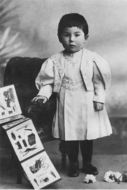 Валя Катаев 1898 г Женя и Валя Катаевы 1903 г Мать Валентина Катаева - фото 6