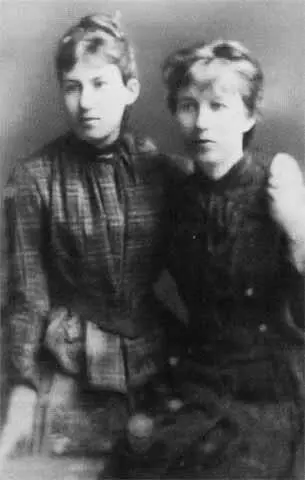 Мать Валентина Катаева Евгения Ивановна Бачей слева с подругой 1890е гг - фото 8
