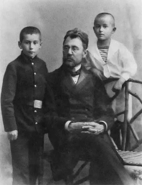 С папой Петром Васильевичем Катаевым Катаевы на Капри 1910 г Из фондов - фото 9
