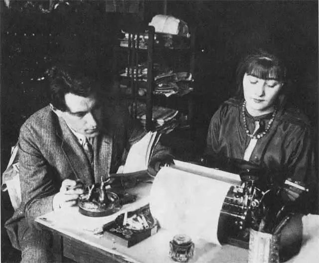 Валентин и Анна Катаевы Москва Мыльников переулок 1924 г Юрий Олеша - фото 26