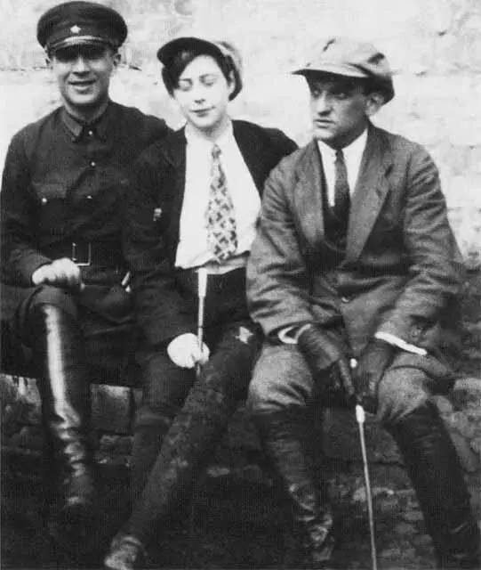 Юрий Олеша справа Тамара Коваленко в центре и неизвестный 1925 г - фото 27