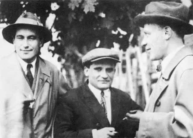 Три драматурга МХАТа Катаев Олеша Булгаков 1931 г Катаев с Николаем - фото 46
