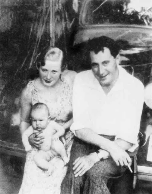 С Эстер и дочерью Женей 1936 г Семья Катаевых на руках у папы маленький - фото 52