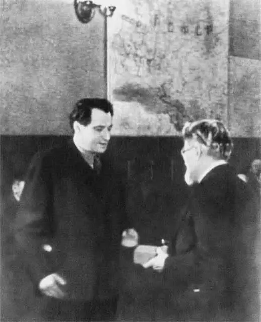 М И Калинин вручает В П Катаеву орден Ленина 1939 г Танец с Эстер 1940 - фото 54