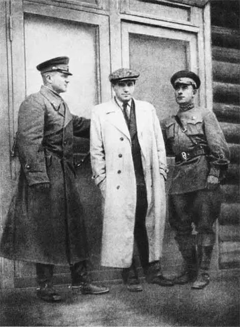 Военный корреспондент В П Катаев в Доваторской гвардейской дивизии 1942 г - фото 56
