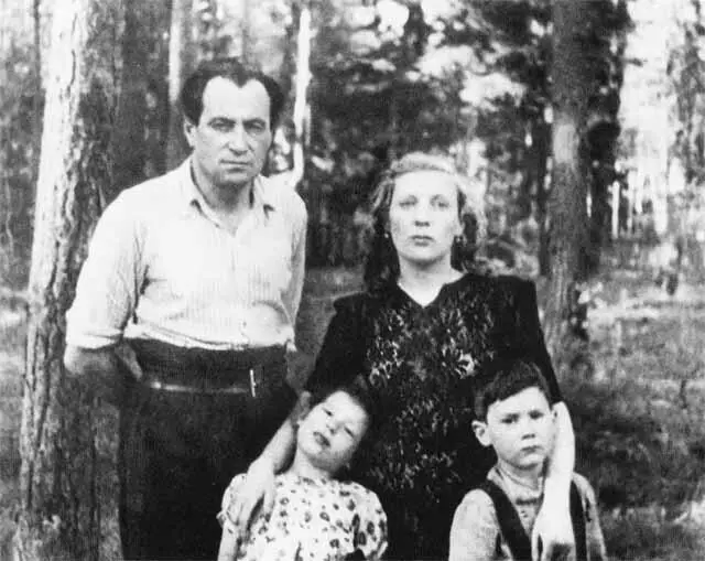 С Эстер Женей и Павликом Тень развода Павел и Валентин Катаевы 1946 г С - фото 59