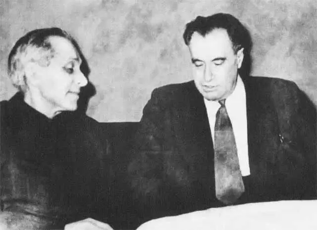 С Михаилом Зощенко Ленинград 1955 г Шалва Дадиани Михаил Исаковский Илья - фото 61
