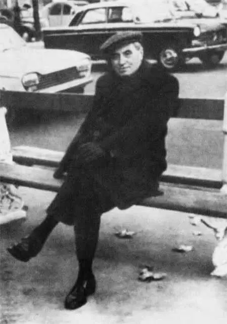 В Париже 1967 г С режиссером Юрием Завадским внучкой Тиной и женой Эстер - фото 67