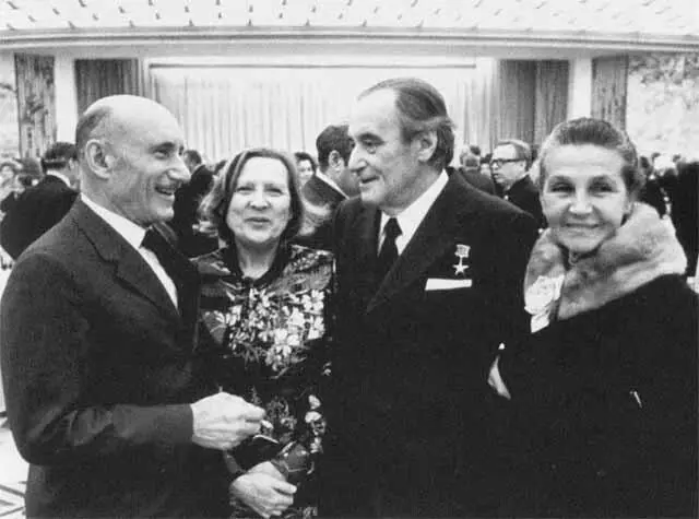 Эстер и Валентин Катаевы с Сергеем Герасимовым слева и Тамарой Макаровой - фото 70