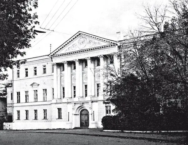 Ее закрыли в декабре 1918 г Ныне лишь алтарный выступ сбоку здания напоминает - фото 205