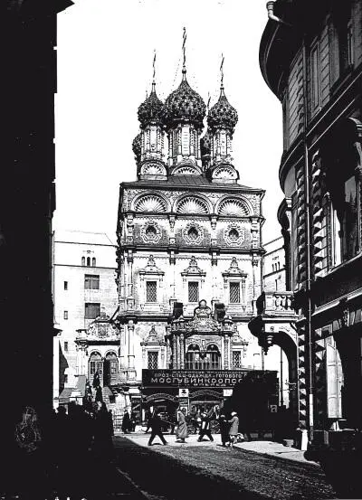 По упоминанию в Степенной книге XVI века древнейший храм на этом месте - фото 257