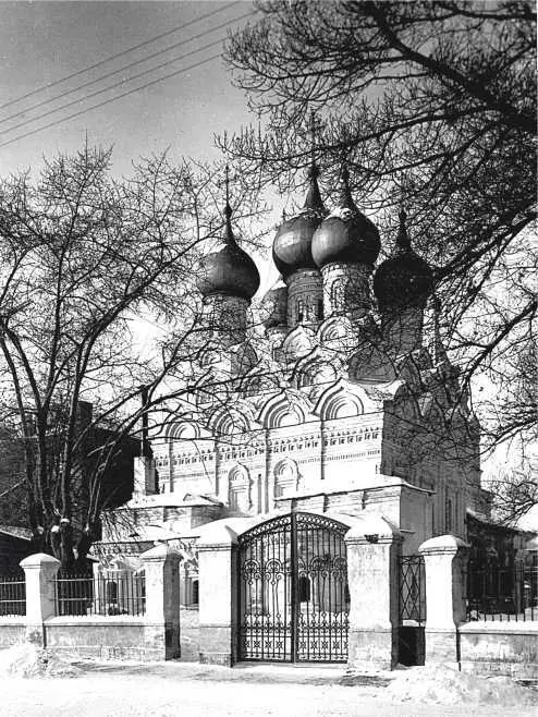 Церковь представляет собой яркий образец московского пятиглавого посадского - фото 297