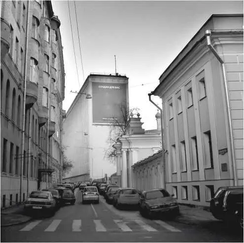 Борис Могинов вывел части обнаруженных сводов подклета в интерьер по бокам - фото 303