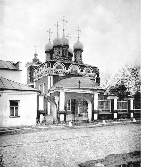 Слева от церкви стояли дома церковного причта Дьякон Покровской церкви Никифор - фото 359