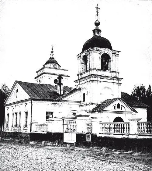 У южной монастырской стены расположена трапезная выстроенная в 1677 г - фото 482