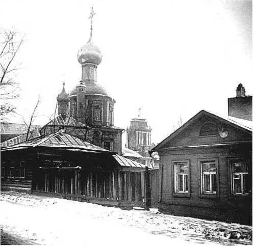 В иконостасе и на стенах находилось множество икон XVIII века среди них - фото 497