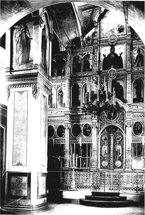 Окна обрамлены характерными для XVII века наличниками с килевидными и - фото 512