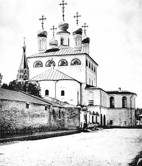 Храм закрыли в 1920 г и передали под общежитие Его реставрация началась в - фото 555