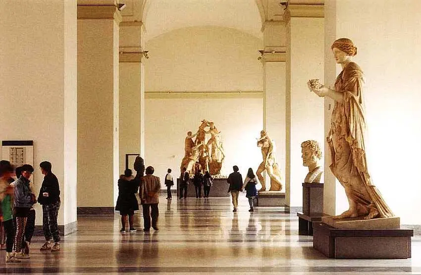 В зале музея Коллекция скульптур из собрания Фарнезе начала формироваться еще - фото 4