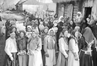 Немецкая фотография крестьянок в национальной одежде в одной из деревень - фото 46