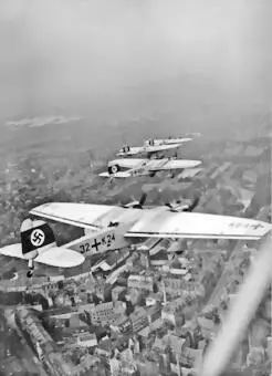 Бомбардировщики Юнкерс Ju 52 переделанные из пассажирских самолетов во время - фото 59