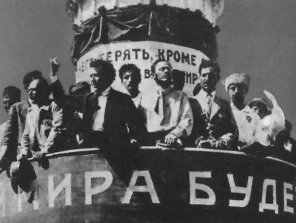 Григорий Зиновьев в центре председатель Исполкома Коминтерна выступает в - фото 40