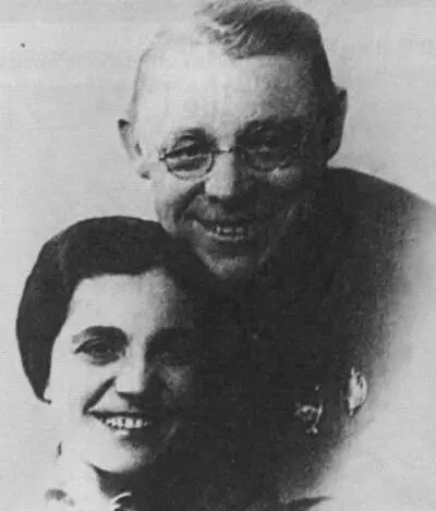 Супругиразведчики Елизавета и Василий Зарубины 1939 г Кадры из фильма - фото 73
