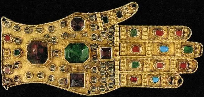Вотивный объект в виде руки XVII век Золото драгоценные камни Высота 12 - фото 53