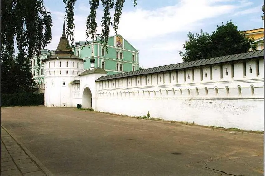 Стены и башни монастыря К началу XVIII века монастырь полностью оформился в - фото 36