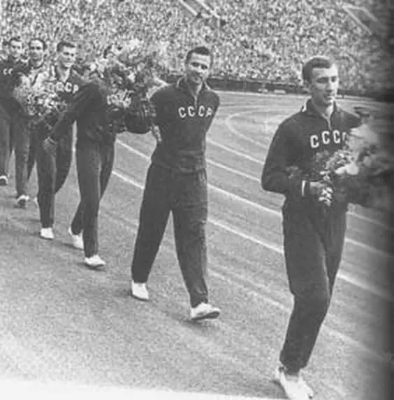 1960 год сборная СССР совершает круг почета по случаю завоевания Кубка Европы - фото 3