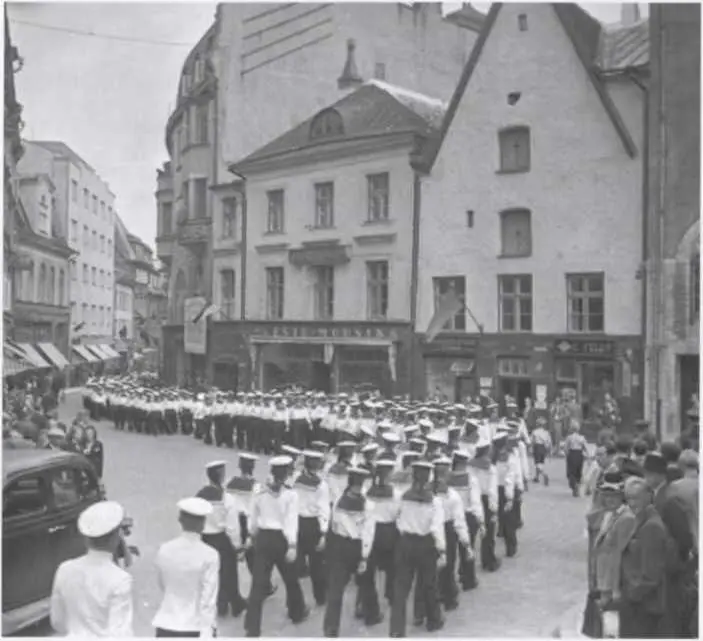 Советские моряки проходят по одной из улиц в центре Таллина Эстония 1940 г - фото 12