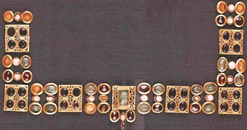 Золотое колье с драгоценными камнями Середина IV века н э Золото рубины - фото 80
