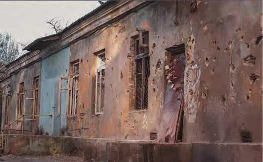 Результаты украинского обстрела одного из зданий городской больницы 20 - фото 66